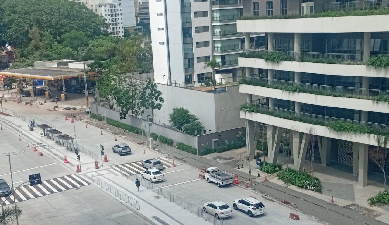 Av. Santo Amaro (SP): avenida em pleno funcionamento com a rede instalada no subsolo pela DRC, sem fiação aérea